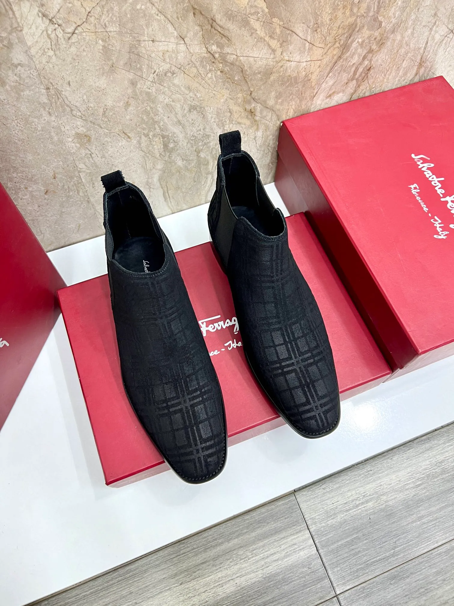 Original order quality: Men's shoes 💰700 Brand: Ferragamo (Ferragamo) One size larger: Men's size 38-44 (45 customized) Grade: Same style as the official website High-end men's shoes Material: Original cowhide, cowhide lining, original outsole Style category: Chelsea men's boots Fashion trend Color: Actual picture